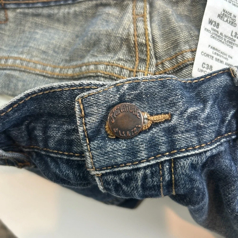 Levis signature by